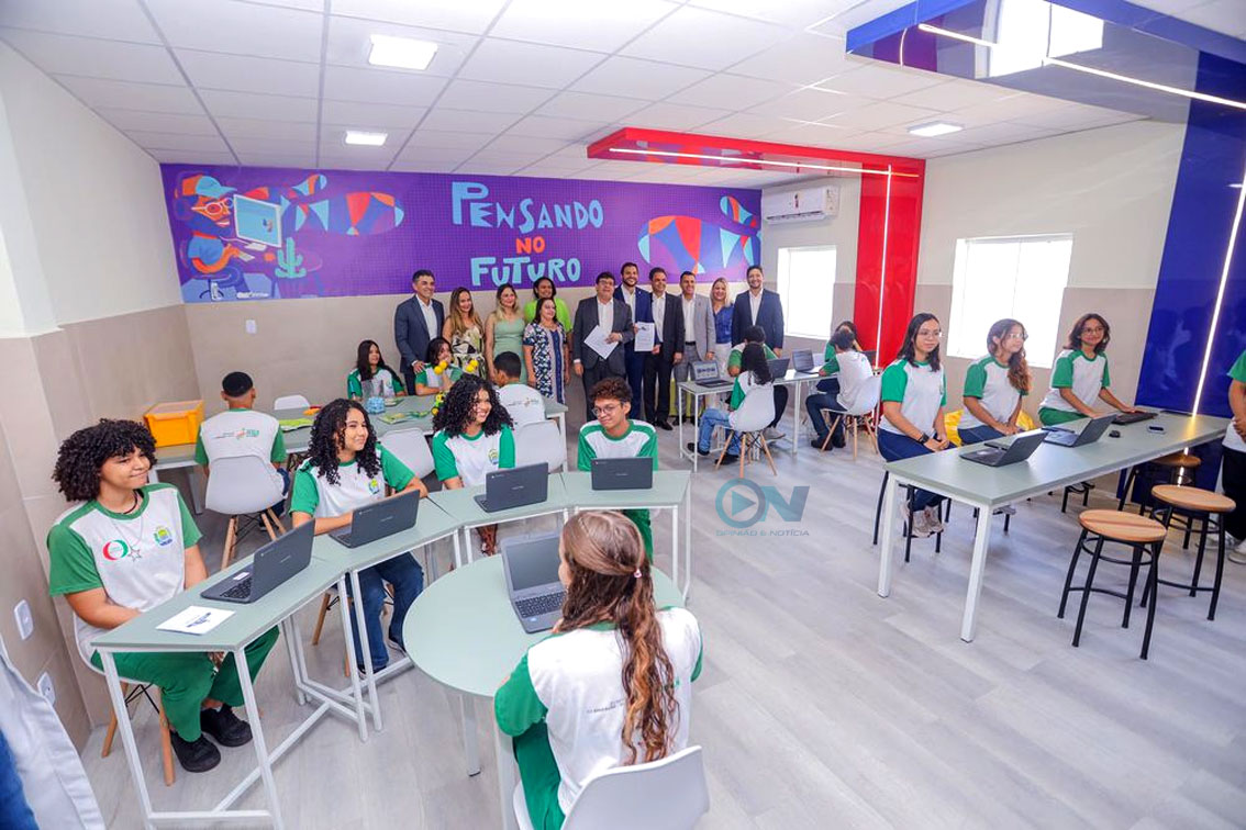Governador entrega reforma do Ceti Duque de Caxias em Teresina e lança o Projeto Turismo Escolar